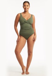 Olijfgroene badpak van zacht materiaal, met een wikkeldesign en ruches aan de voorkant, en comfortabele bandjes.