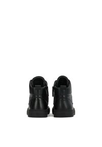 Melni ādas potīšu zābaki ar gludu tekstūru, ar sānu rāvējslēdzēja aizdari un biezām melnām zolēm. Minimālistisks dizains bez redzamām rakstām.