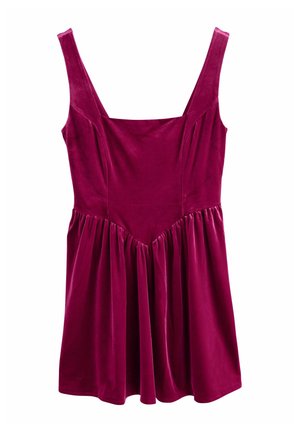 Fuchsia Samtkleid mit quadratischem Ausschnitt, breiten Trägern und einem plissierten Rock. Glatte Textur und weicher Fall, der eine fließende Silhouette erzeugt.