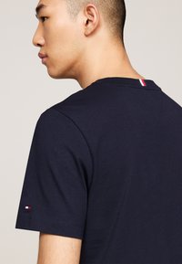 Tommy Hilfiger STRIPE TEE - T-shirt con stampa - desert sky