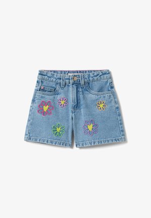 Shorts de mezclilla azul con flores coloridas bordadas que tienen centros en forma de corazón y un cierre de botón en la cintura.