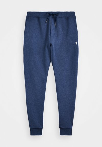 Σκούρες μπλε φόρμες από μαλακό ύφασμα, με ρυθμιζόμενη μέση, ribbed μανσέτες και ένα μικρό λευκό λογότυπο στο αριστερό μηρό.