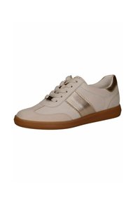 Baskets en beige clair avec des accents dorés métalliques, fermeture à lacets, tige en cuir lisse, semelle en caoutchouc et design à bout rond.