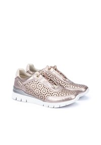 Zapatillas de deporte metálicas color rosa dorado con patrón floral cortado a láser, cordones planos, cuello acolchado y suela de goma blanca. Acabado texturizado y diseño ligero.