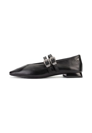 Zapato plano de cuero negro con puntera puntiaguda, dos correas con hebilla plateada, tacón angular bajo y pequeño logo metálico en el lateral.