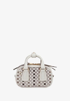 Petit sac à main rectangulaire avec un motif damier tissé blanc et gris et deux poignées blanches avec des accents métalliques dorés.