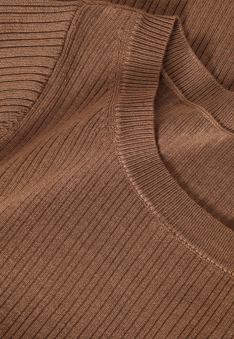 Brązowy sweter prążkowany z zaokrąglonym dekoltem i teksturowanym materiałem. Tkanina wydaje się być miękka, z delikatnym połyskiem.