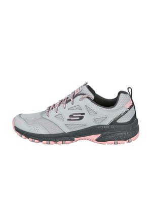 Zapatilla de trail gris claro con acentos en rosa, upper de malla, superposiciones sintéticas texturizadas y una suela negra robusta. Presenta cordones y logotipo en contraste.