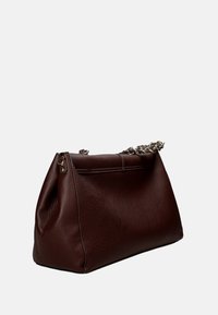 Borsa in pelle marrone con finitura testurizzata, caratterizzata da un accento a catena intrecciata; forma rettangolare e chiusura con zip nella parte superiore.