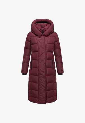 Abrigo acolchado largo burdeos con una gran capucha, cierre de cremallera en la parte delantera y dos bolsillos laterales; cuenta con textura acolchada y detalles en negro en los puños y bolsillos.