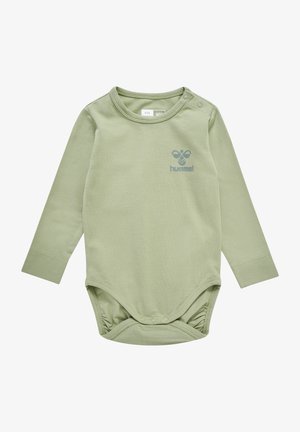 Langslippende babyromper van zacht, lichtgroen katoen. Voorzien van drukknoopsluitingen op de schouders en een klein bedrukt logo op de borst.
