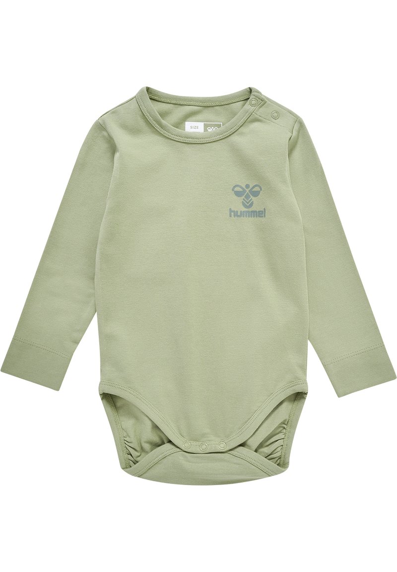 Długi rękaw bodziak dla niemowląt wykonany z miękkiej, jasnozielonej bawełny. Posiada zapięcia na napy na ramionach oraz małe drukowane logo na klatce piersiowej.