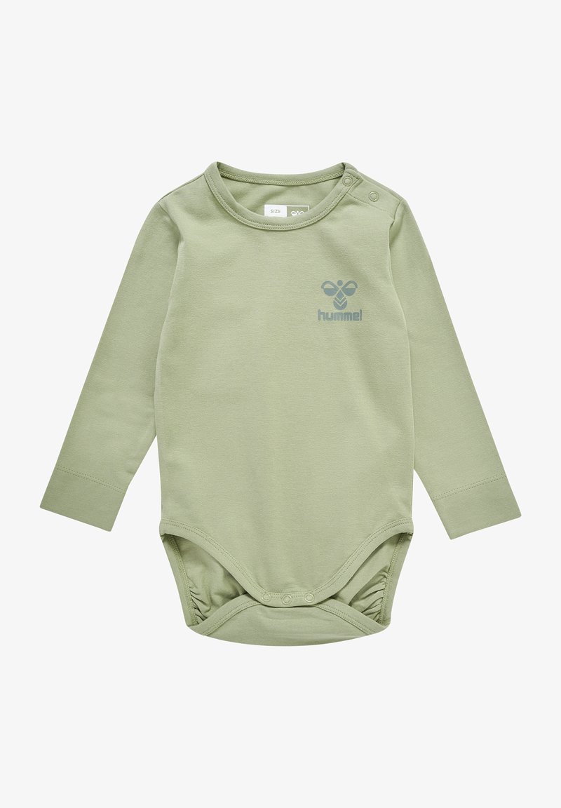 Długi rękaw bodziak dla niemowląt wykonany z miękkiej, jasnozielonej bawełny. Posiada zapięcia na napy na ramionach oraz małe drukowane logo na klatce piersiowej.