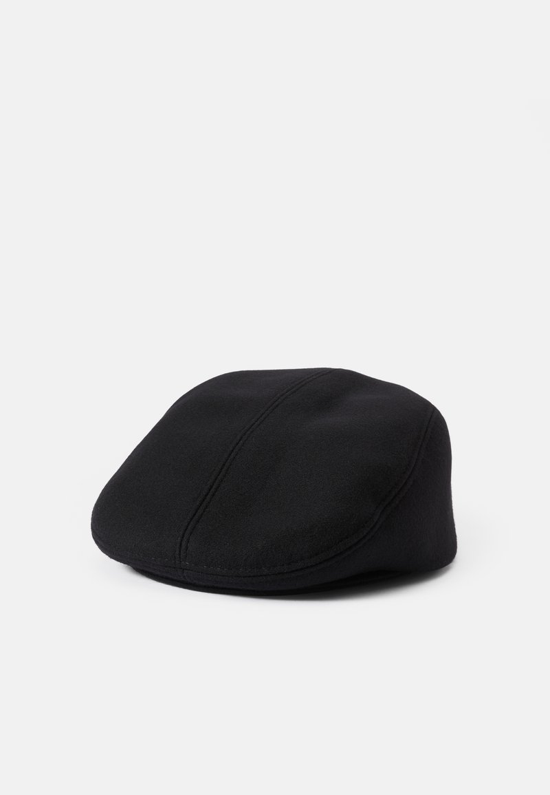 Musta litteä hattu, joka on valmistettu villasta ja jolla on sileä pinta. Sisältää pyöreän kruunun ja pienen, kaarevan lakkiosan. Ylhäällä kaksi näkyvää ompeluriviä.