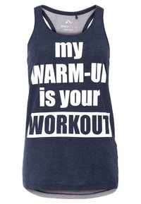 Débardeur de sport sans manches bleu marine avec un texte blanc en gras indiquant « mon ÉCHAUFFEMENT est votre ENTRAÎNEMENT » sur le devant.