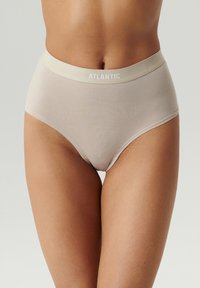 Beżowe majtki z wysokim stanem o gładkiej fakturze i miękkim elastycznym pasie w kolorze białym z nazwą marki "ATLANTIC".
