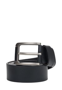 Černý kožený pásek s hladkým povrchem a stříbrným obdélníkovým sponou, která má dvojité prsty pro bezpečné zapnutí.