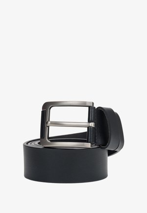 Zwarte leren riem met een gladde textuur en een zilverkleurige rechthoekige gesp, voorzien van een dubbele pinontwerp voor een veilige sluiting.