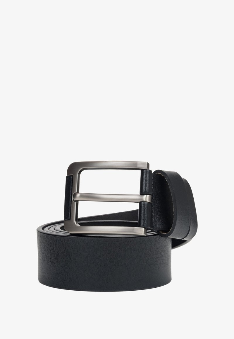 Czarny skórzany pasek o gładkiej fakturze i prostokątnym zapięciu w kolorze srebrnym, z podwójnym zębem zapewniającym mocne zapięcie.
