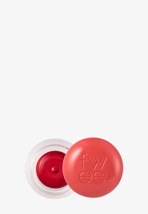 Petit contenant rond transparent avec une crème rouge et un couvercle couleur corail embossé des lettres fwee.
