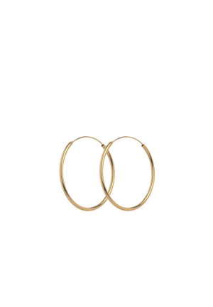 Para średniej wielkości polerowanych złotych kolczyków kołowych o cienkiej, gładkiej powierzchni i prostych zapięciach.