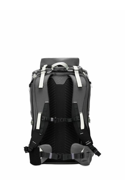 Zaino in tessuto grigio con spallacci regolabili, schienale imbottito, chiusura a rotolo e accessori metallici. Dispone di tasche laterali e un pannello testurizzato.