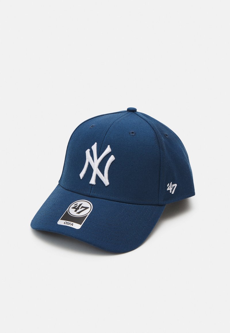 Niebieska czapka baseballowa z białym haftowanym logo New York Yankees. Posiada zakrzywiony daszek, regulowany pasek oraz tonowane przeszycia. Wyświetlone logo producenta.