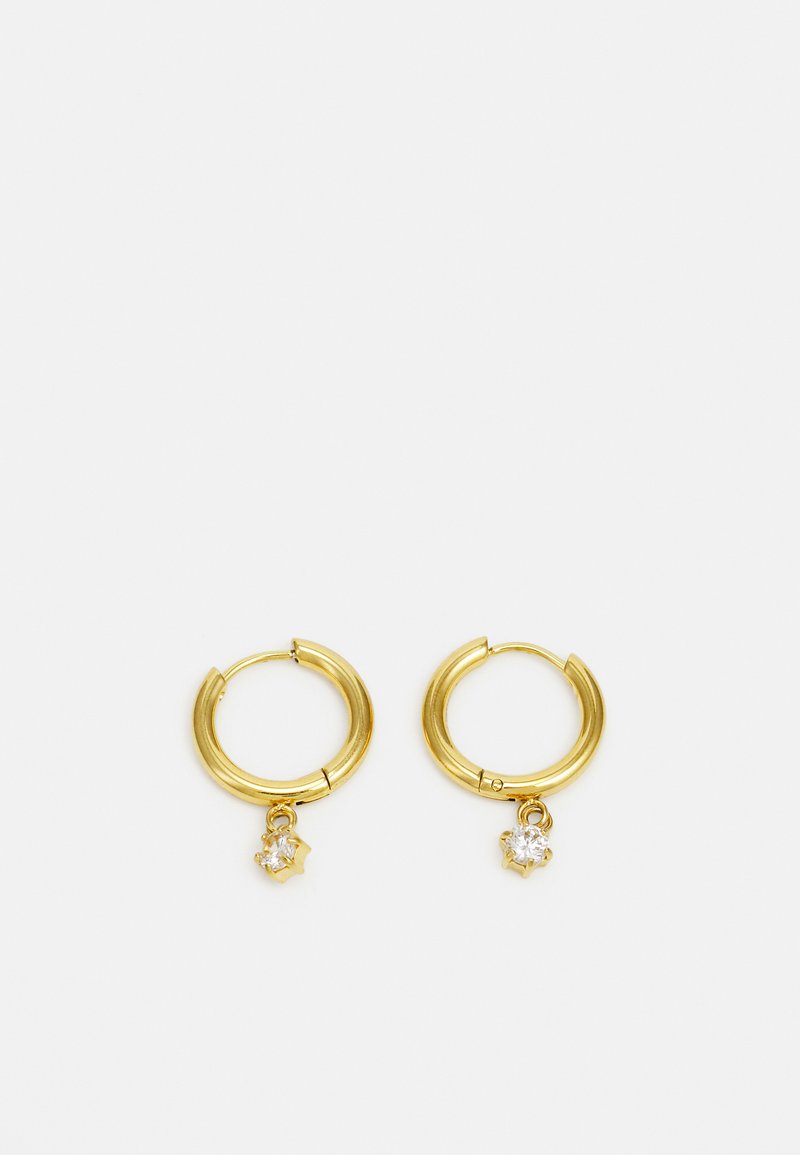 Brincos de argola dourados com acabamento texturizado, apresentando um charm em cristal claro em forma de estrela pendente. Forma circular com fecho articulado.