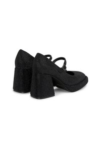 Scarpe nere con tacco realizzate in un tessuto texture con dettagli lucidi, punta tonda e un tacco largo a blocco. Cinghia regolabile con dettaglio fibbia.