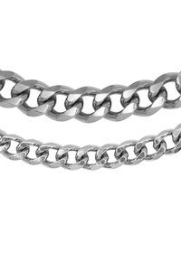 Catene metalliche in argento con maglie intrecciate; una catena è più spessa, presenta una finitura lucida, mentre l'altra è più delicata e testurizzata.