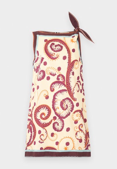 Μπεζ φόρεμα χωρίς μανίκια με μπορντό και πορτοκαλί παϊδάκρι σχέδια, καφέ περίγραμμα και δέσιμο με ράντα στον έναν ώμο.