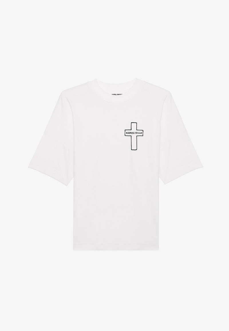 T-shirt en coton blanc avec des manches courtes et un col rond. Affiche un graphique de croix noire avec le texte "KARMA KILLS" sur le côté gauche de la poitrine.