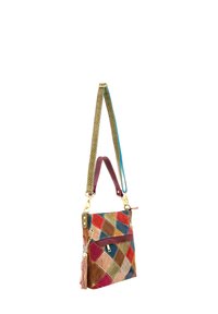 Borsa a tracolla multi-colore in tessuto patchwork, con hardware dorato e una tracolla staccabile verde e blu.