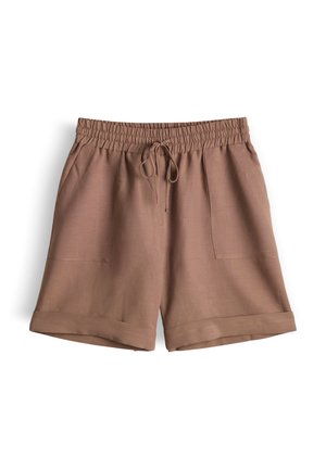Shorts marron à taille élastique avec cordon, poches plaquées à l'avant et ourlets retroussés sur fond blanc.