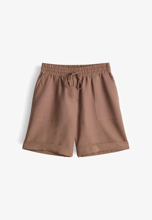 Shorts marron à taille élastique avec cordon, poches plaquées à l'avant et ourlets retroussés sur fond blanc.