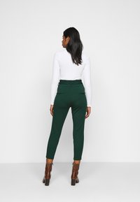 Vero Moda Petite VMEVA PAPERBAG - Calças - pine grove