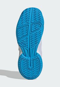 Adidase kinga talla, millel on sinine kummist välistald kalasaba mustriga, reljeefsete tekstuuridega ja valge ülemise servaga, pakkudes haarduvust ja stabiilsust.