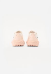 Scarpe da atletica rosa e crema con mesh texturizzato e suole in gomma, caratterizzate da un design rotondo e una finitura liscia sul tallone.