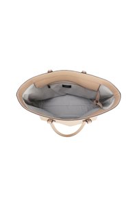 Borsa tote beige con un esterno in pelle liscia, foderatura in tessuto grigio chiaro, doppie maniglie e una tasca interna con zip.