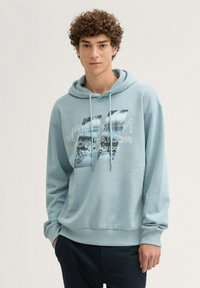 Helles blaues Sweatshirt mit Kapuze, ausgestattet mit einem Grafikdruck und Kordelzugverschluss. Hergestellt aus weichem Stoff, mit gerippten Bündchen und Saum.