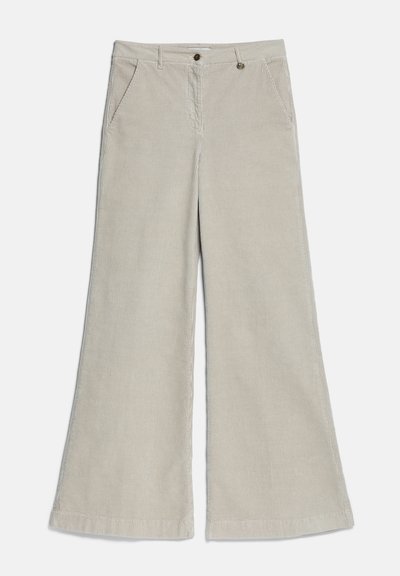 Pantalon beige large en velours côtelé avec poches avant, passants de ceinture et fermeture par bouton, posé à plat sur fond blanc.
