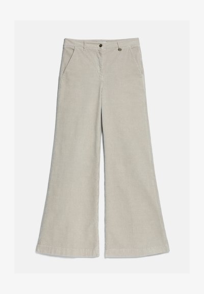 Pantalon beige large en velours côtelé avec poches avant, passants de ceinture et fermeture par bouton, posé à plat sur fond blanc.