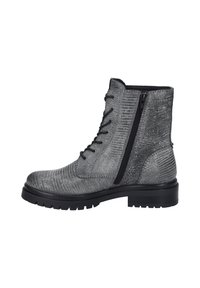Botas de tobillo grises con una superficie texturizada, que cuentan con una cremallera lateral, puntera redonda y una suela gruesa negra. Los cordones permiten el ajuste.
