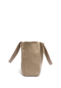 Bež kožna torba u obliku cilindra, s dva bočna ručka i gornjim otvaranjem. Glatka površina s minimalnim detaljima šivanja.