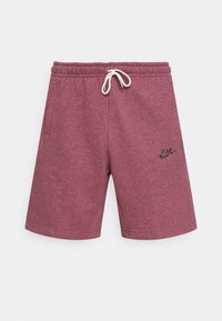 Bordové šortky Nike s tkaničkou v pase, bočními kapsami a malým černým logem Nike na levém stehně.