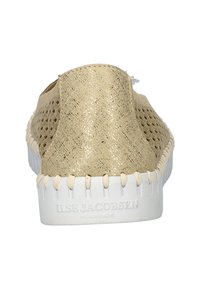 Gouden gemarmerde instapschoenen met een lichte witte zool, voorzien van een geweven bovenwerk en contrasterende stiksels langs de rand.