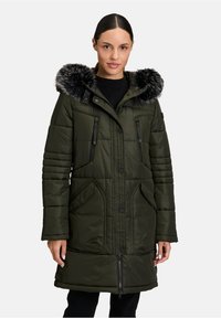 Zielona kurtka puchowa w odcieniu oliwkowym z odpinanym kapturem z futra syntetycznego, zapinanymi na zamek kieszeniami bocznymi oraz prążkowym przeszyciem na rękawach, które dodaje tekstury.