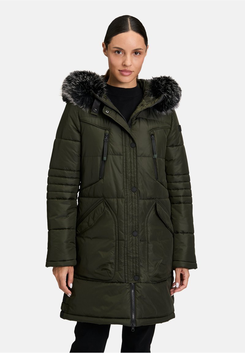 Zielona kurtka puchowa w odcieniu oliwkowym z odpinanym kapturem z futra syntetycznego, zapinanymi na zamek kieszeniami bocznymi oraz prążkowym przeszyciem na rękawach, które dodaje tekstury.