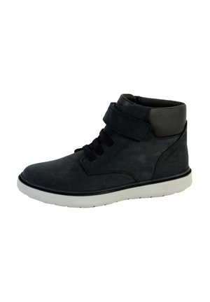Hoge schoen van donkergrijs leer met een klittenbandsluiting en zwarte veters. Bevat een witte rubberen zool met een gestructureerd profiel voor grip.