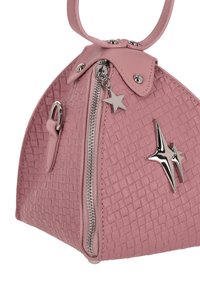 Rosa vävd läderhandväska med silvrigt stjärnformat metalldetalj, dragkedja och en liten berlock, med en strukturerad triangulär form.